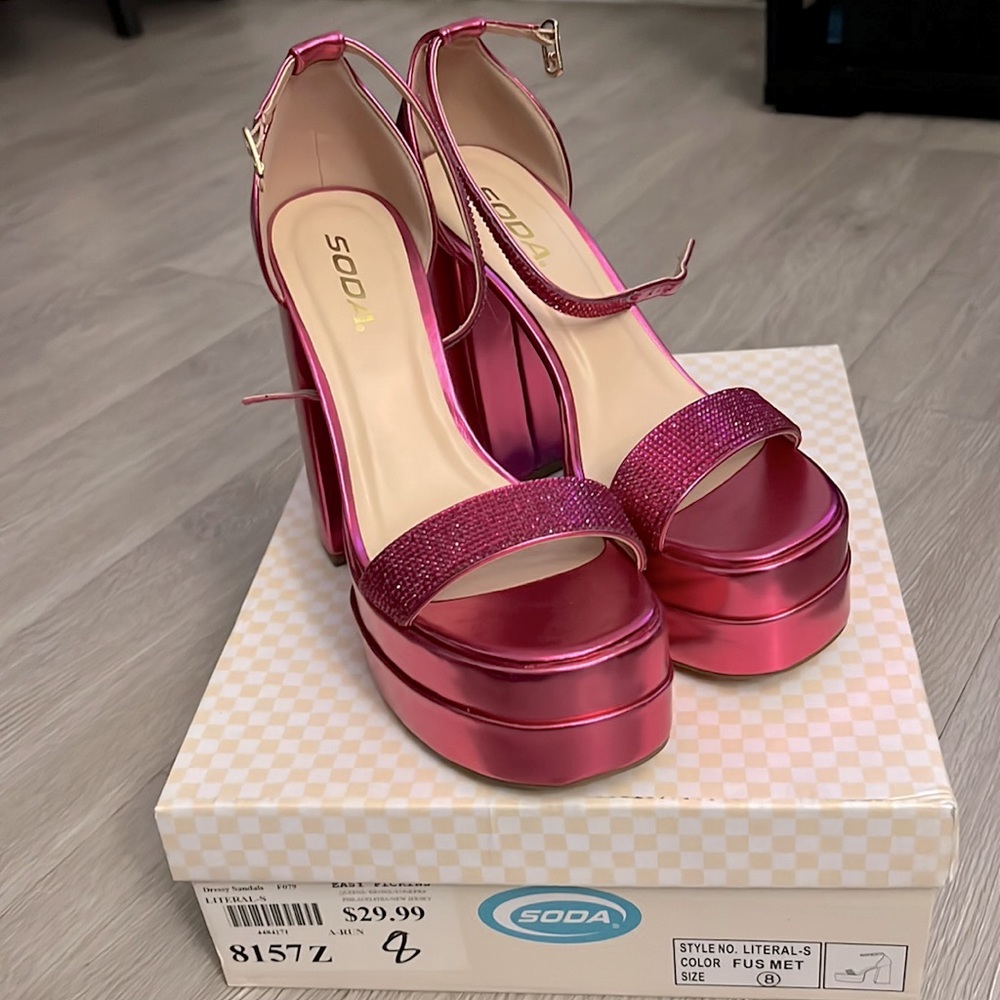 Women's Soda platform Dress Sandals, fuchsia, size 8.